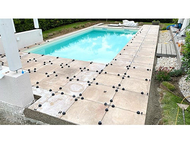 Fliesen-Nivelliersystem Verlegung an Pools, in Gärten und auf Terrassen aber auch im Innenbereich möglich. Für die perfekte und plane Verlegung von Fliesen und Platten bis 20 mm Dicke.
